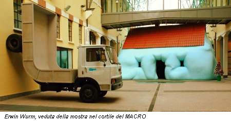 Erwin Wurm, veduta della mostra nel cortile del MACRO