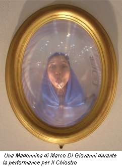 Una Madonnina di Marco Di Giovanni durante la performance per Il Chiostro