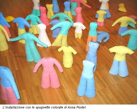 L�installazione con le spugnette colorate di Anna Pontel