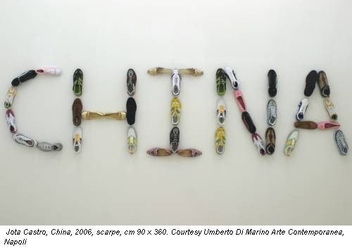 Jota Castro, China, 2006, scarpe, cm 90 x 360. Courtesy Umberto Di Marino Arte Contemporanea, Napoli