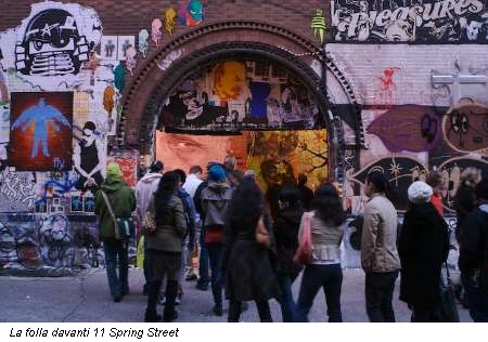 La folla davanti 11 Spring Street