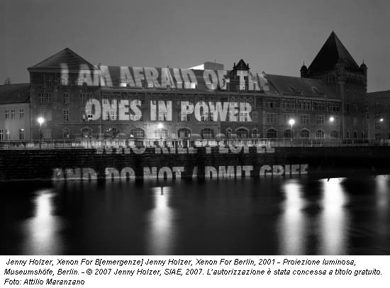 Jenny Holzer, Xenon For B[emergenze] Jenny Holzer, Xenon For Berlin, 2001 - Proiezione luminosa, Museumsh�fe, Berlin. - &copy; 2007 Jenny Holzer, SIAE, 2007. L�autorizzazione � stata concessa a titolo gratuito. Foto: Attilio Maranzano