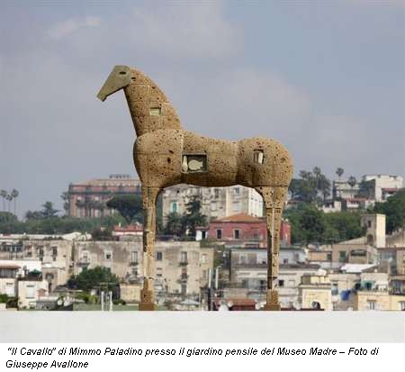 Il Cavallo di Mimmo Paladino presso il giardino pensile del Museo Madre  Foto di Giuseppe Avallone