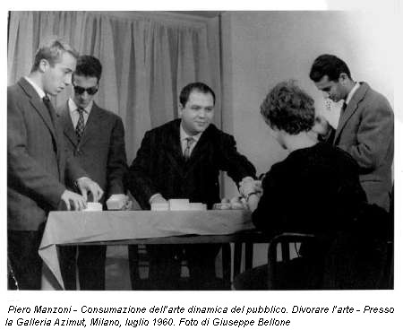 Piero Manzoni - Consumazione dell�arte dinamica del pubblico. Divorare l�arte - Presso la Galleria Azimut, Milano, luglio 1960. Foto di Giuseppe Bellone