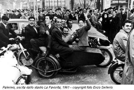 Palermo, uscita dallo stadio La Favorita, 1961 - copyright foto Enzo Sellerio