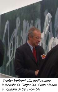 Walter Veltroni alla dodicesima intervista da Gagosian. Sullo sfondo un quadro di Cy Twombly