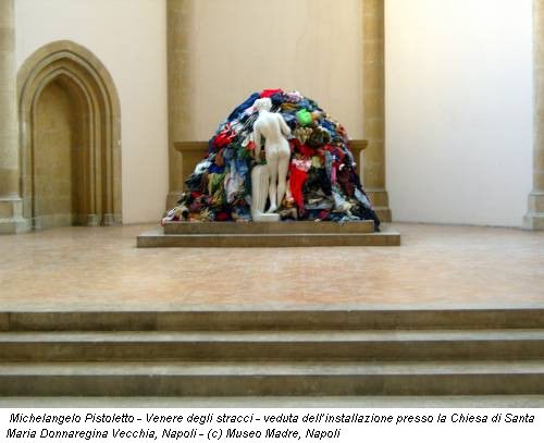 Michelangelo Pistoletto - Venere degli stracci - veduta dell�installazione presso la Chiesa di Santa Maria Donnaregina Vecchia, Napoli - (c) Museo Madre, Napoli