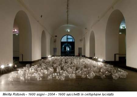 Melita Rotondo - 1600 sogni - 2004 - 1600 sacchetti in cellophane lucidato