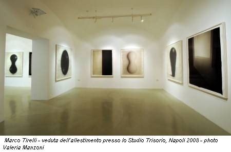 Marco Tirelli - veduta dellallestimento presso lo Studio Trisorio, Napoli 2008 - photo Valeria Manzoni