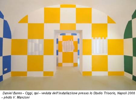 Daniel Buren - Oggi, qui - veduta dellinstallazione presso lo Studio Trisorio, Napoli 2008 - photo V. Manzoni