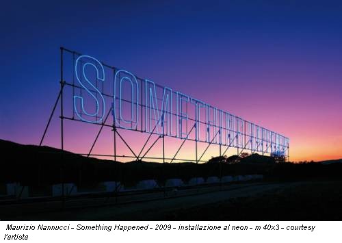 Maurizio Nannucci - Something Happened - 2009 - installazione al neon - m 40x3 - courtesy l'artista