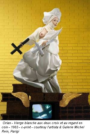 Orlan - Vierge blanche aux deux croix et au regard en coin - 1983 - c-print - courtesy lartista & Galerie Michel Rein, Parigi