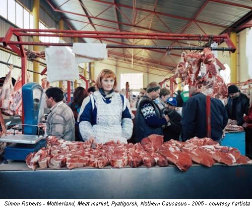 Simon Roberts - Motherland, Meat market, Pyatigorsk, Nothern Caucasus - 2005 - courtesy l’artista