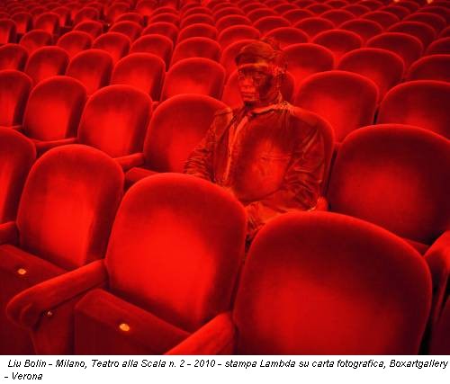 Liu Bolin - Milano, Teatro alla Scala n. 2 - 2010 - stampa Lambda su carta fotografica, Boxartgallery - Verona