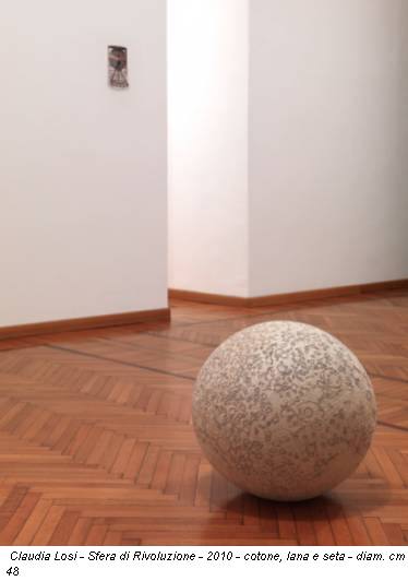 Claudia Losi - Sfera di Rivoluzione - 2010 - cotone, lana e seta - diam. cm 48