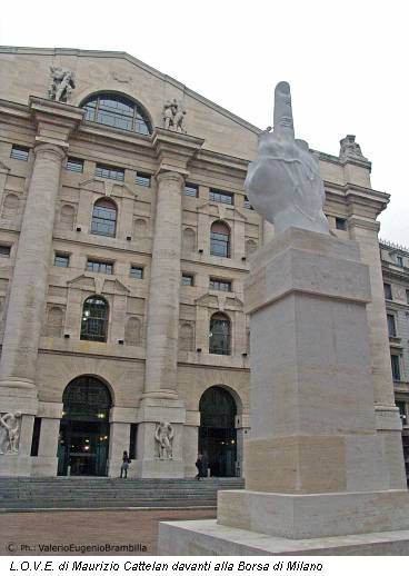 L.O.V.E. di Maurizio Cattelan davanti alla Borsa di Milano