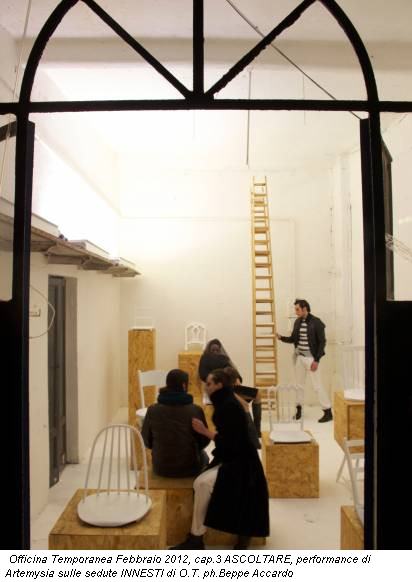 Officina Temporanea Febbraio 2012, cap.3 ASCOLTARE, performance di Artemysia sulle sedute INNESTI di O.T. ph.Beppe Accardo