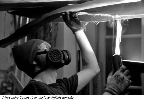 Alessandro Cannistr� in una fase dell'allestimento