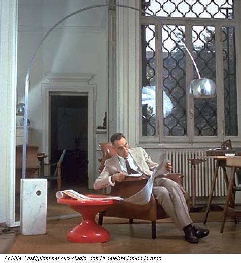 Achille Castiglioni nel suo studio, con la celebre lampada Arco