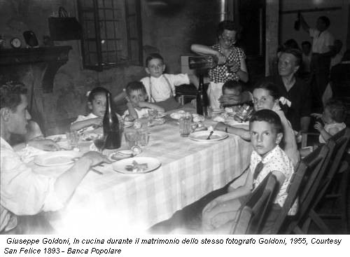 Giuseppe Goldoni, In cucina durante il matrimonio dello stesso fotografo Goldoni, 1955, Courtesy San Felice 1893 - Banca Popolare