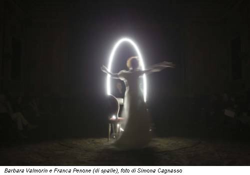 Barbara Valmorin e Franca Penone (di spalle), foto di Simona Cagnasso