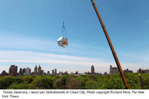 Tom�s Saraceno, i lavori per l'allestimento di Cloud City, Photo copyright Richard Perry The New York Times