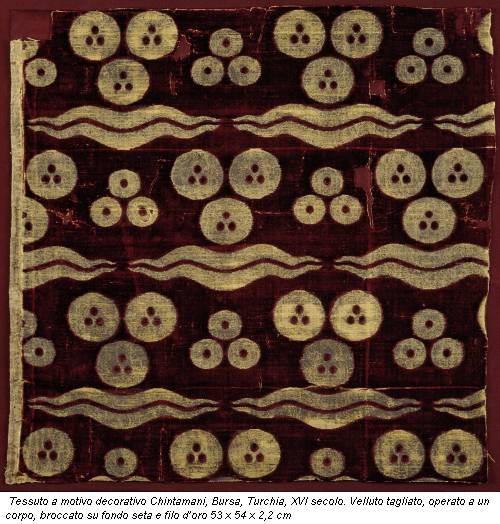 Tessuto a motivo decorativo Chintamani, Bursa, Turchia, XVI secolo. Velluto tagliato, operato a un corpo, broccato su fondo seta e filo d�oro 53 x 54 x 2,2 cm