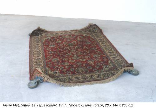 Pierre Malphettes, Le Tapis roulant, 1997. Tappeto di lana, rotelle, 20 x 140 x 200 cm