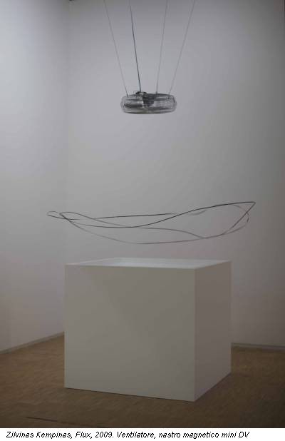 Zilvinas Kempinas, Flux, 2009. Ventilatore, nastro magnetico mini DV