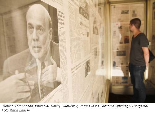 Remco Torenbosch, Financial Times, 2009-2012, Vetrina in via Giacomo Quarenghi -Bergamo- Foto Maria Zanchi