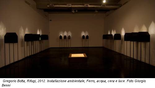 Gregorio Botta, Rifugi, 2012. Installazione ambientale, Ferro, acqua, cera e luce. Foto Giorgio Benni
