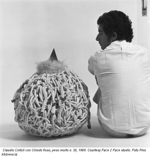 Claudio Cintoli con Chiodo fisso, peso morto n. 30, 1969. Courtesy Face 2 Face studio. Foto Pino Abbrescia