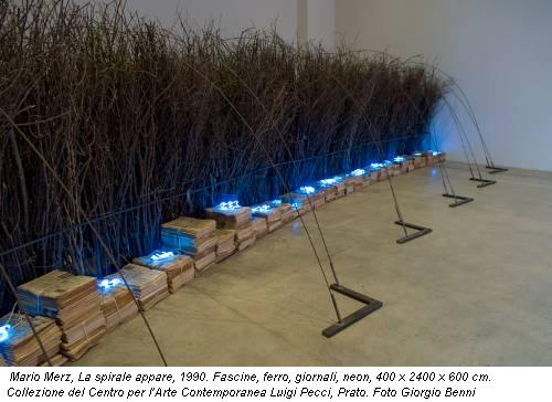 Mario Merz, La spirale appare, 1990. Fascine, ferro, giornali, neon, 400 x 2400 x 600 cm. Collezione del Centro per l�Arte Contemporanea Luigi Pecci, Prato. Foto Giorgio Benni