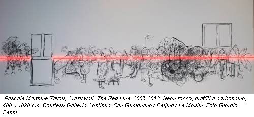 Pascale Marthine Tayou, Crazy wall. The Red Line, 2005-2012. Neon rosso, graffiti a carboncino, 400 x 1020 cm. Courtesy Galleria Continua, San Gimignano / Beijing / Le Moulin. Foto Giorgio Benni