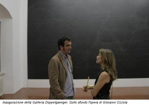 Inaugurazione della Galleria Doppelgaenger. Sullo sfondo l'opera di Giovanni Ozzola