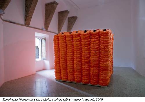 Margherita Morgantin senza titolo, (salvagenti-struttura in legno), 2009.