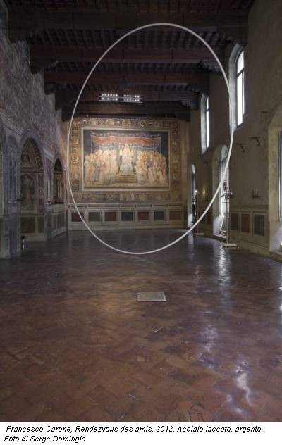 Francesco Carone, Rendezvous des amis, 2012. Acciaio laccato, argento. Foto di Serge Domingie