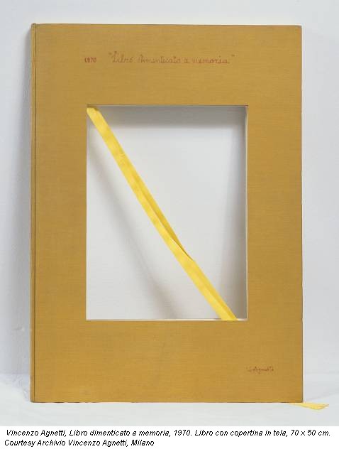 Vincenzo Agnetti, Libro dimenticato a memoria, 1970. Libro con copertina in tela, 70 x 50 cm. Courtesy Archivio Vincenzo Agnetti, Milano
