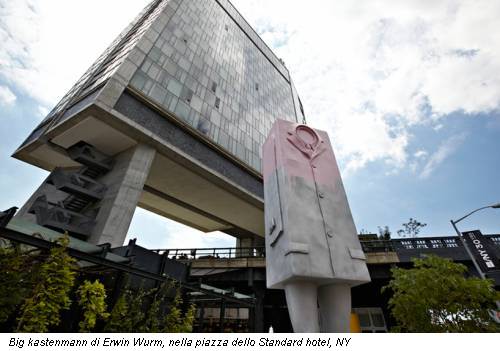Big kastenmann di Erwin Wurm, nella piazza dello Standard hotel, NY