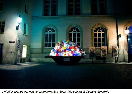I rifiuti a guardia del museo, Luzinterruptus, 2012, foto copyright Gustavo Sanabria