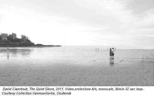David Claerbout, The Quiet Shore, 2011. Video proiezione b/n, monocale, 36min 32 sec loop. Courtesy Collection Vanmoerkerke, Oostende