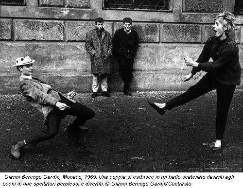 Gianni Berengo Gardin, Monaco, 1965. Una coppia si esibisce in un ballo scatenato davanti agli occhi di due spettatori perplessi e divertiti. &copy; Gianni Berengo Gardin/Contrasto