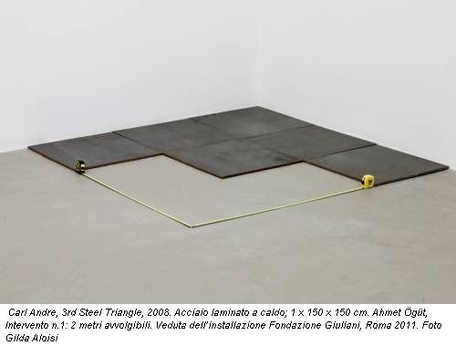 Carl Andre, 3rd Steel Triangle, 2008. Acciaio laminato a caldo; 1 x 150 x 150 cm. Ahmet �g�t, Intervento n.1: 2 metri avvolgibili. Veduta dell�installazione Fondazione Giuliani, Roma 2011. Foto Gilda Aloisi