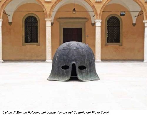 L'elmo di Mimmo Paladino nel cortile d'onore del Castello dei Pio di Carpi