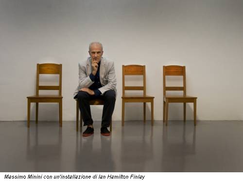 Massimo Minini con un'installazione di Ian Hamilton Finlay