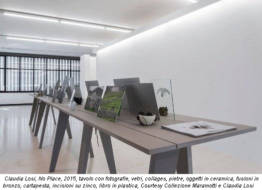 Claudia Losi, No Place, 2015, tavolo con fotografie, vetri, collages, pietre, oggetti in ceramica, fusioni in bronzo, cartapesta, incisioni su zinco, libro in plastica, Courtesy Collezione Maramotti e Claudia Losi