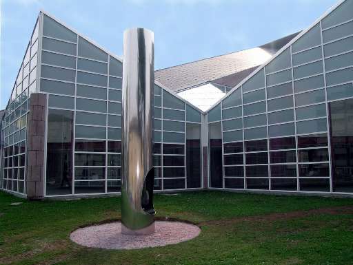 Arte pubblica a Udine. Una scultura a forma di colonna, per contemplare il cielo Arte pubblica a Udine. Una scultura a forma di colonna, per contemplare il cielo