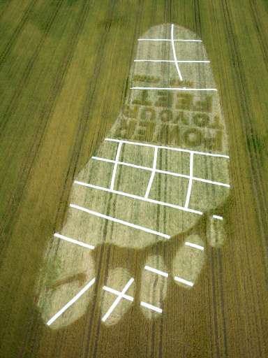 Impronte gigantesche in mezzo al grano? Tranquilli, nessun alieno. E’ solo la Nike