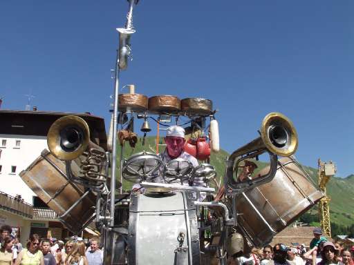 Artisti di strada nelle Marche. Comincia il Veregra Street Festival a Montegranaro Artisti di strada nelle Marche. Comincia il Veregra Street Festival a Montegranaro