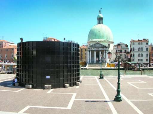 Mona Lisa va nello spazio. A noi basterebbe ‘na doccia…